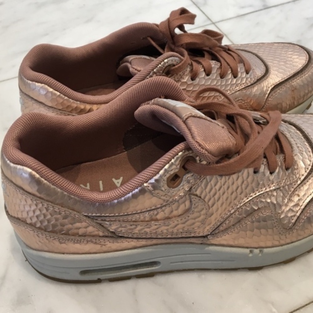 Nike Air Max Zeroes rose gold - re posh